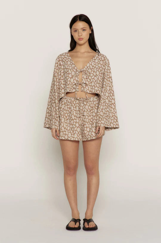 The Tie Top, Daisy