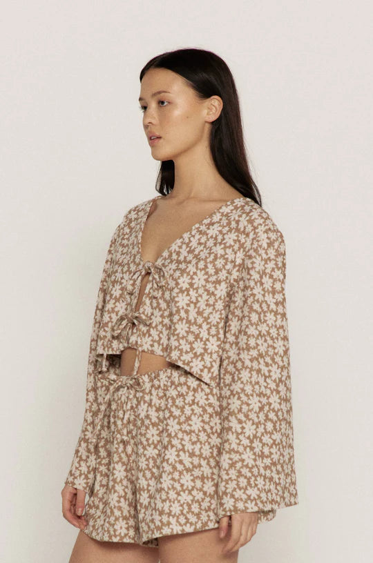 The Tie Top, Daisy